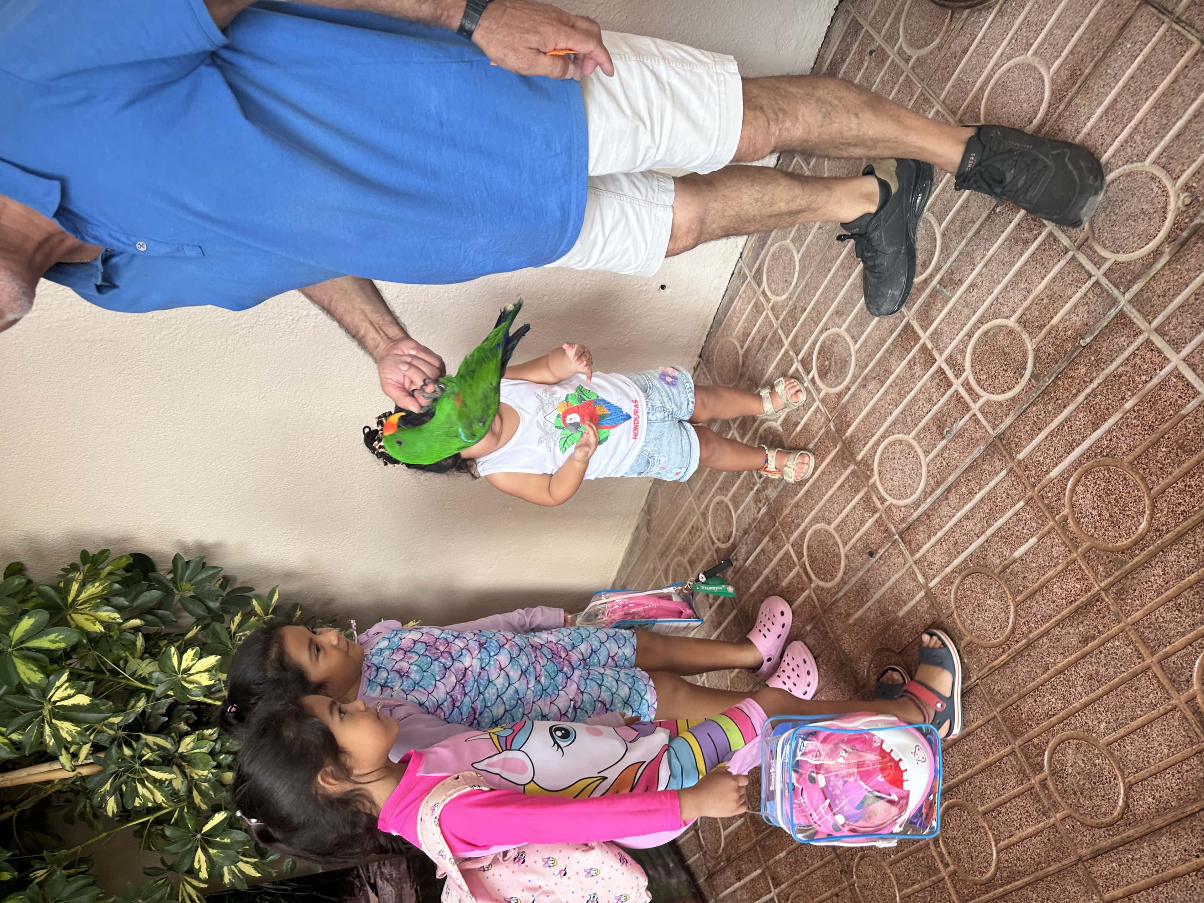 Grupo frente a un monumento